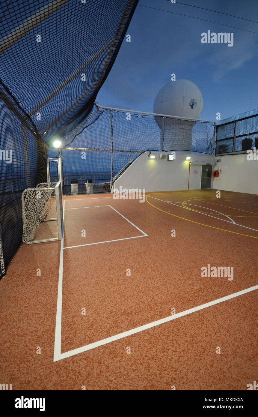 Compensate area sportiva su una nave da crociera con campo da basket e  calcetto obiettivi Foto stock - Alamy