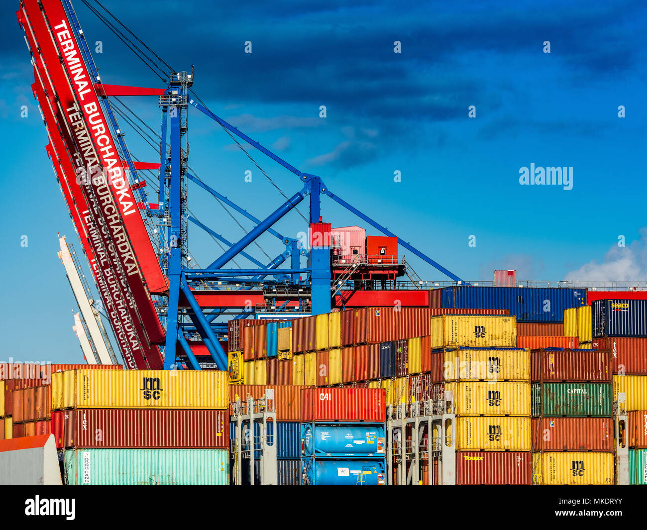 Porto di Amburgo Global Container Trade. Commercio mondiale. Commercio internazionale - i container arrivano al porto di Amburgo, il porto più grande della Germania. Foto Stock