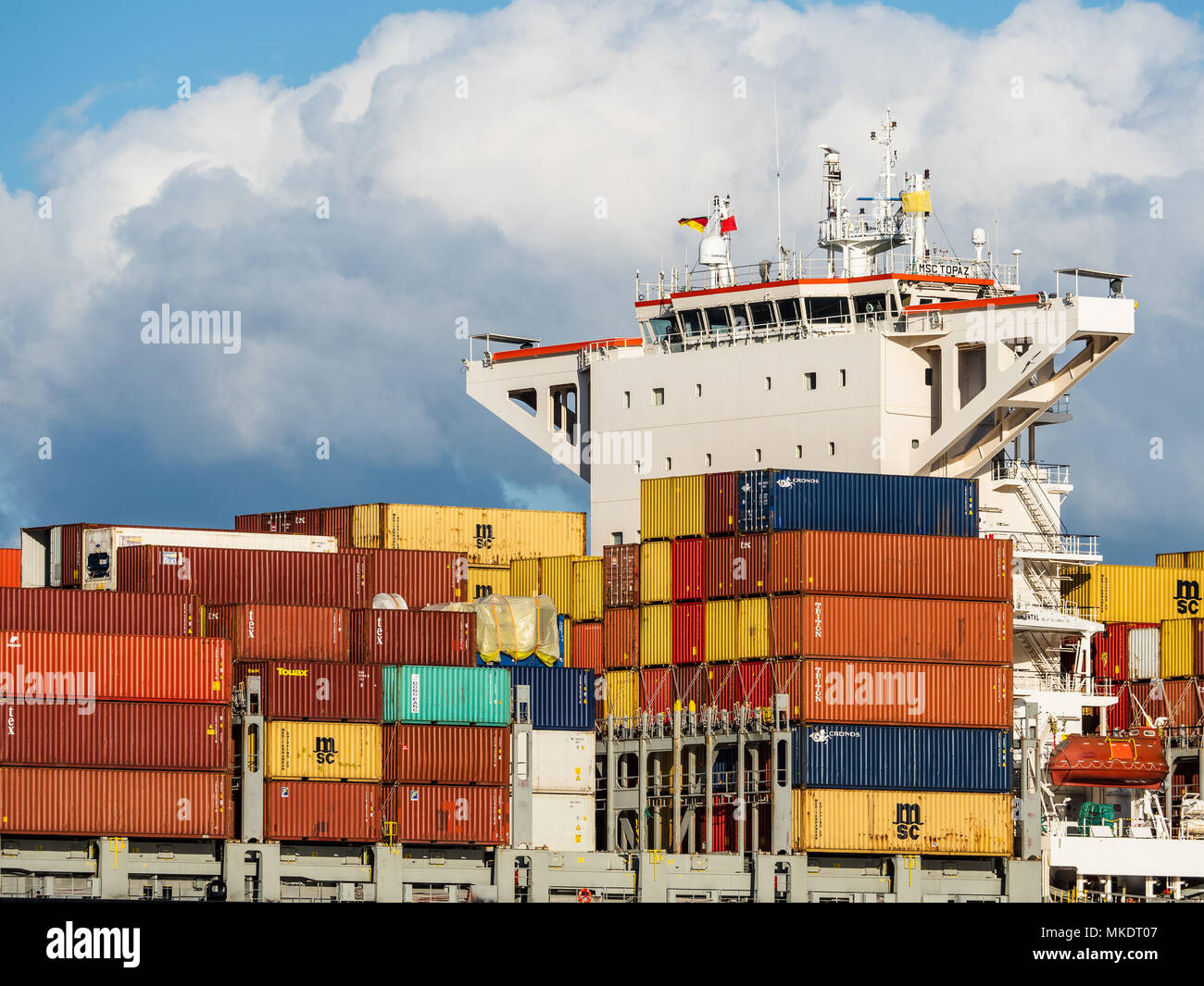 Il commercio globale del commercio mondiale del commercio internazionale - arrivano i contenitori nel porto di Amburgo, uno dei più grandi d'Europa porti Foto Stock