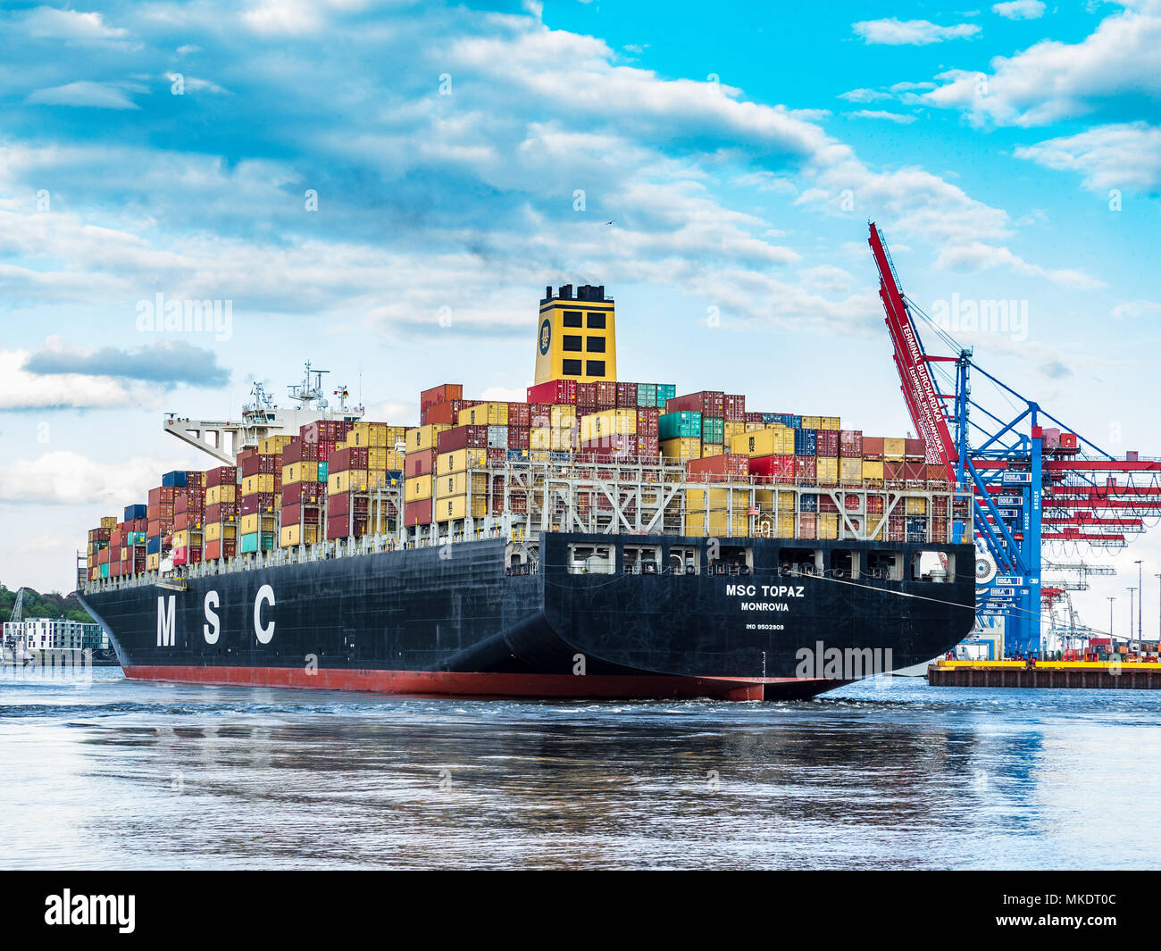 Nave container di commercio globale del commercio mondiale del commercio internazionale - MSC Topaz nave portacontainer arriva nel porto di Amburgo, uno dei più grandi d'Europa porti. Foto Stock