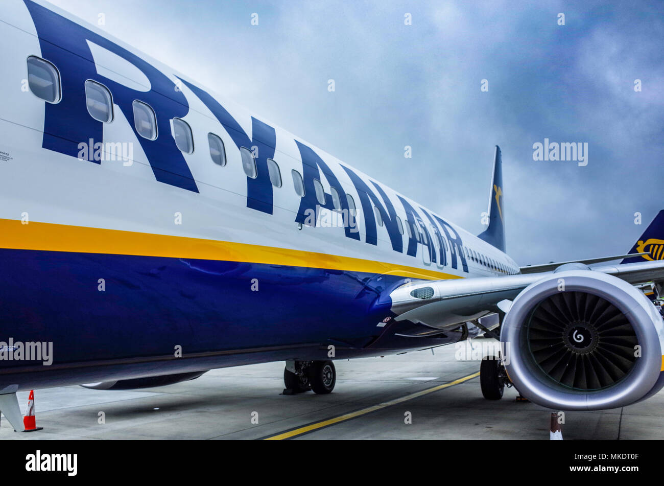 Ryanair Aircraft - Ryanair Boeing 737 aerei appartenenti alla compagnia aerea di bilancio Ryanair in attesa di carico passeggeri Foto Stock