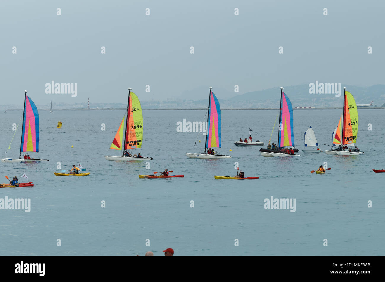 Piccoli catamarani colorati durante la mostra dopo la gara Ultimed in Costa Azzurra Foto Stock