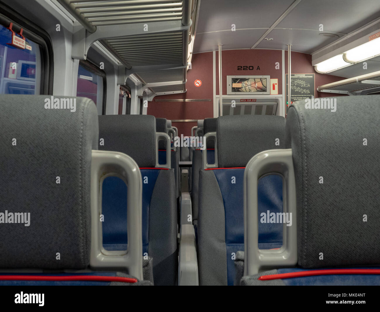 Una chiusura del tra sedi in un treno vuoto cabina Foto Stock