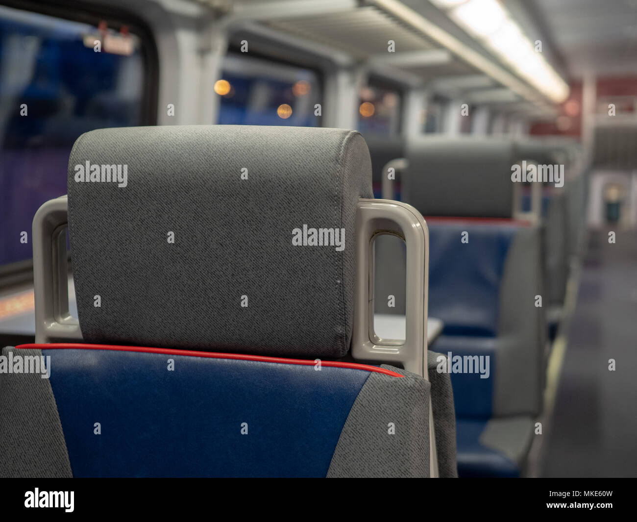 Un poggiatesta sul sedile di un treno vuoto cabina Foto Stock