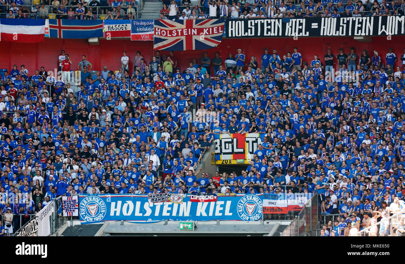 Sport,football,2. Bundesliga,2017/2018,Fortuna Duesseldorf vs Holstein Kiel 1:1,Esprit Arena Duesseldorf,supporto,Kiel i tifosi di calcio Foto Stock