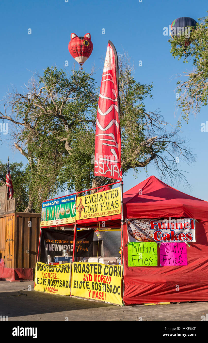 Elote e i palloni ad aria calda al Cinco de Mayo celebrazione nel Nuovo Messico, Stati Uniti d'America. Foto Stock