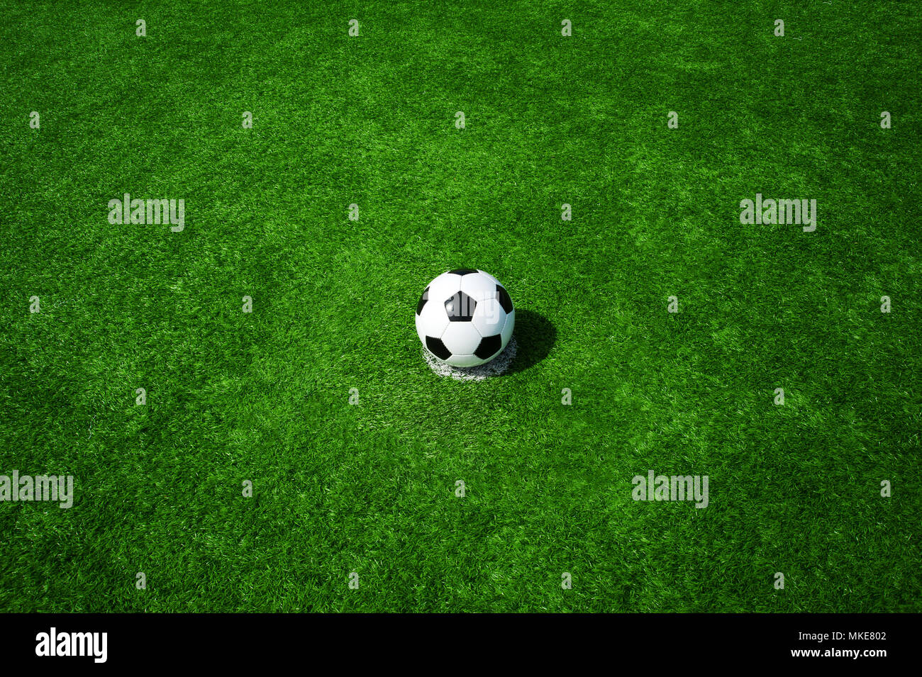 Pallone da calcio classico bianco e nero sulla pena di macchia verde erba artificiale, il calcio con un sacco di spazio attorno per testo, per un invito Foto Stock