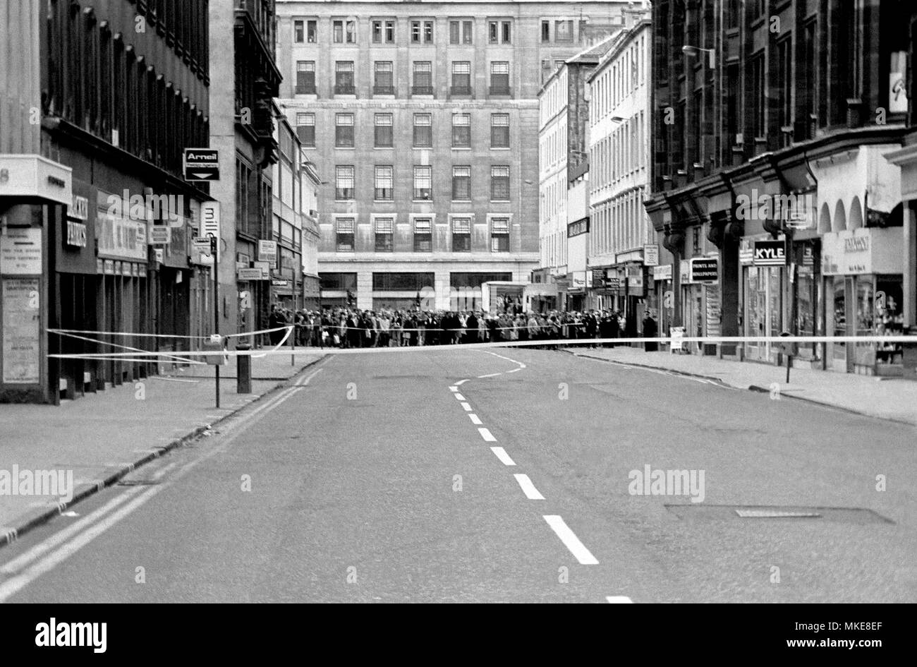 Allarme alla bomba in Queen Street, è possibile vedere l'oggetto sospetto nel cestino sul bus stop. - 2 Luglio 1979 Foto Stock