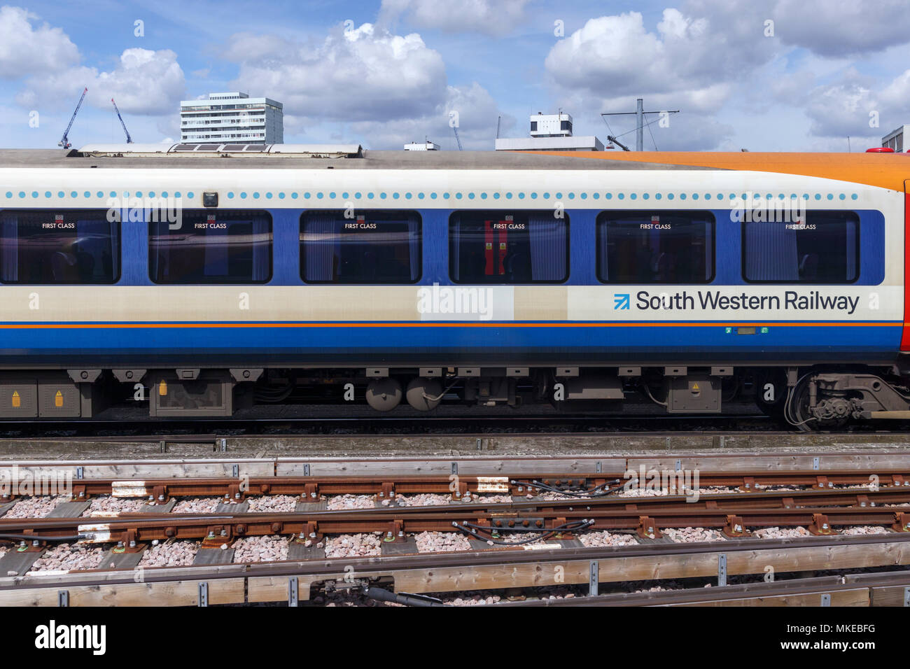 Prima classe carrozza ferroviaria di South Western Railway treno a Clapham Junction, London, Regno Unito Foto Stock