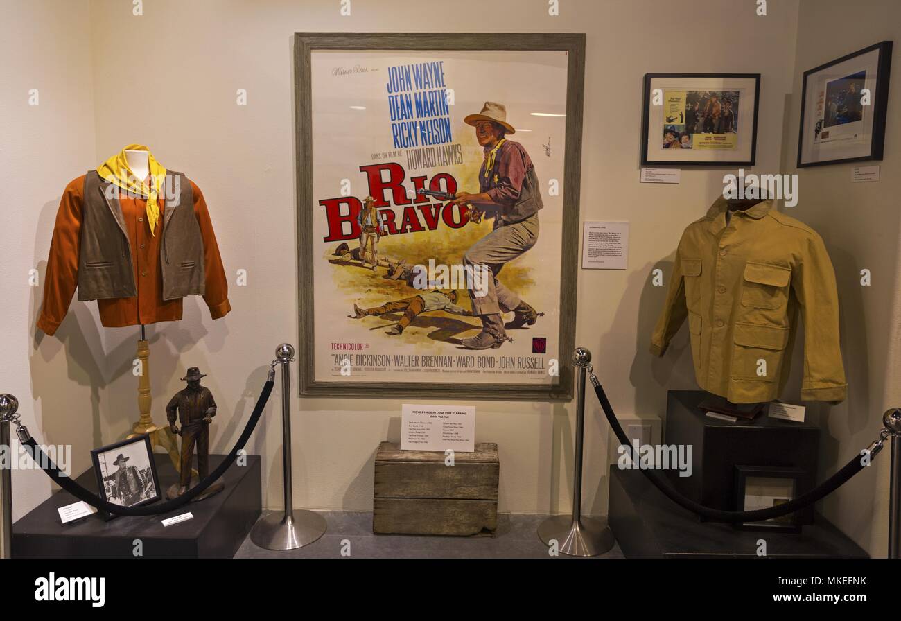 Poster e abbigliamento del vecchio West classico di Rio Bravo con protagonista la mostra Duke John Wayne a Lone Pine, California Old Film History Museum Foto Stock