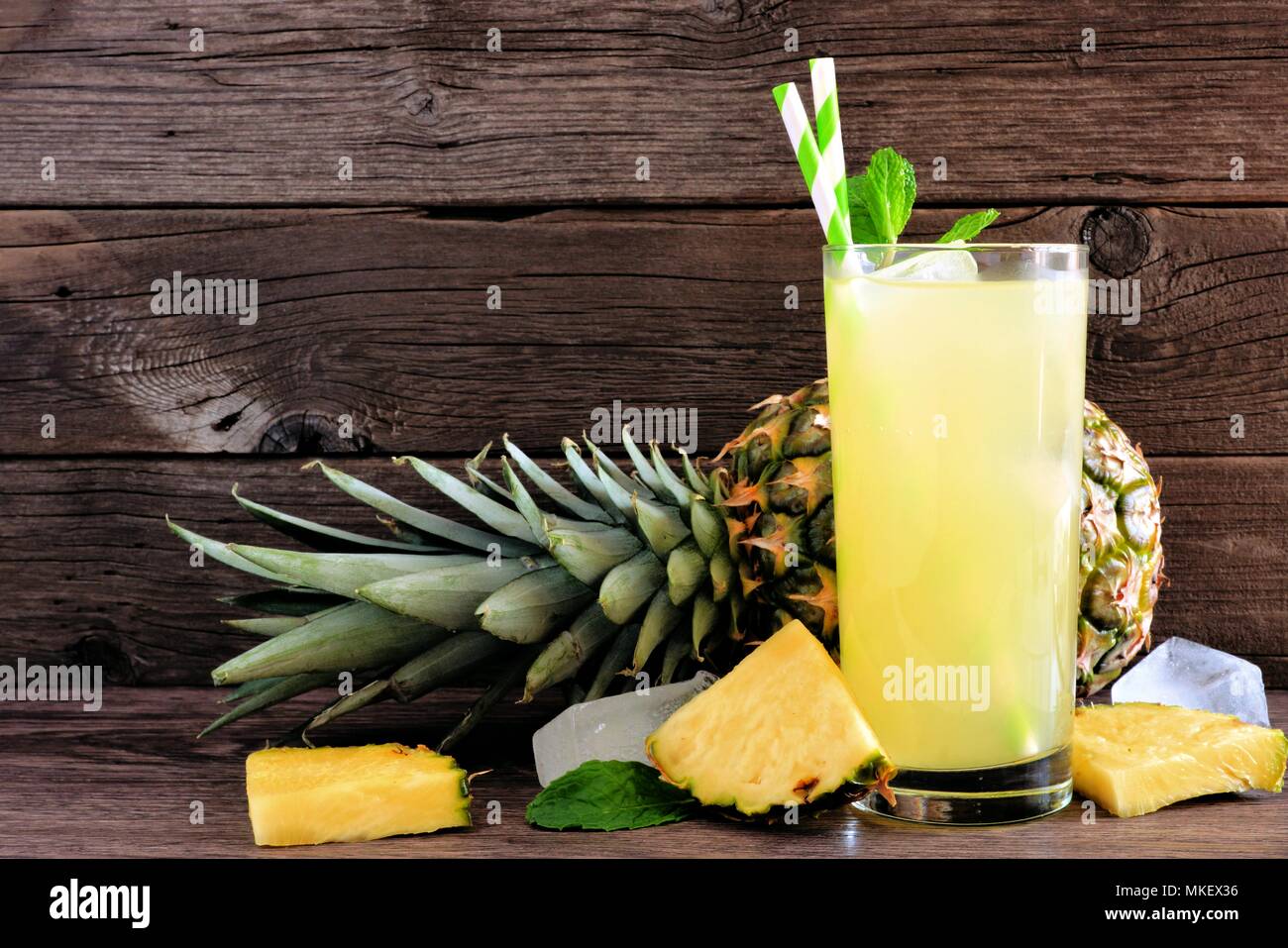 Bicchiere di succo di ananas. Vista laterale su un legno rustico sfondo, Foto Stock