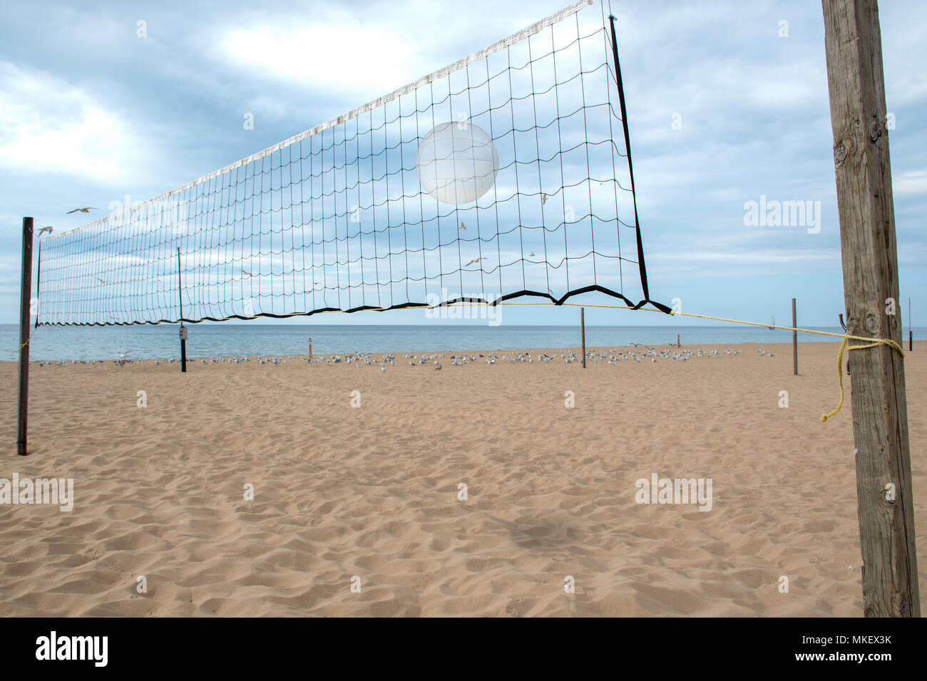 White pallavolo in rete sul Lago Michigan beach Foto Stock