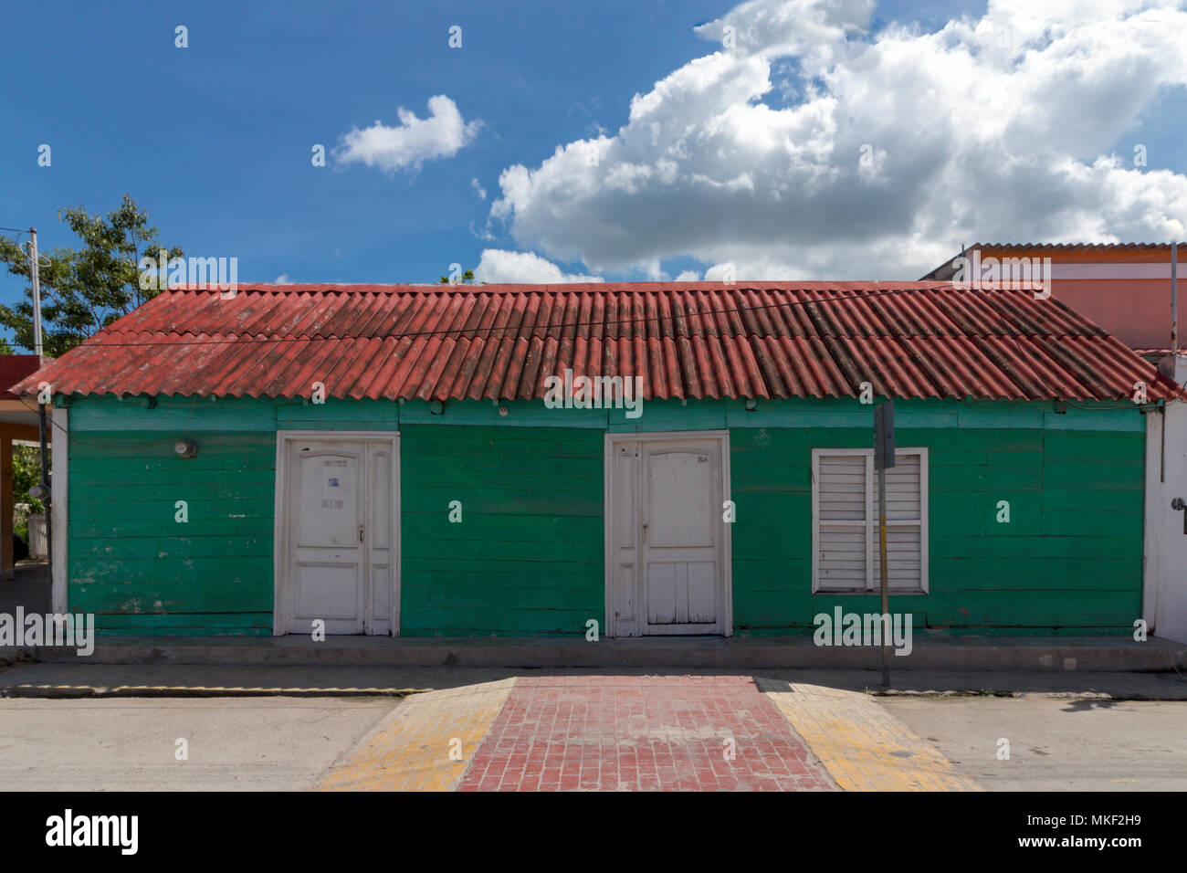 Strade vuote, la gente rimane a casa. Casa colorata in legno in Messico. Il tempo di Siesta è un must, soprattutto durante i pomeriggi estivi. Foto Stock
