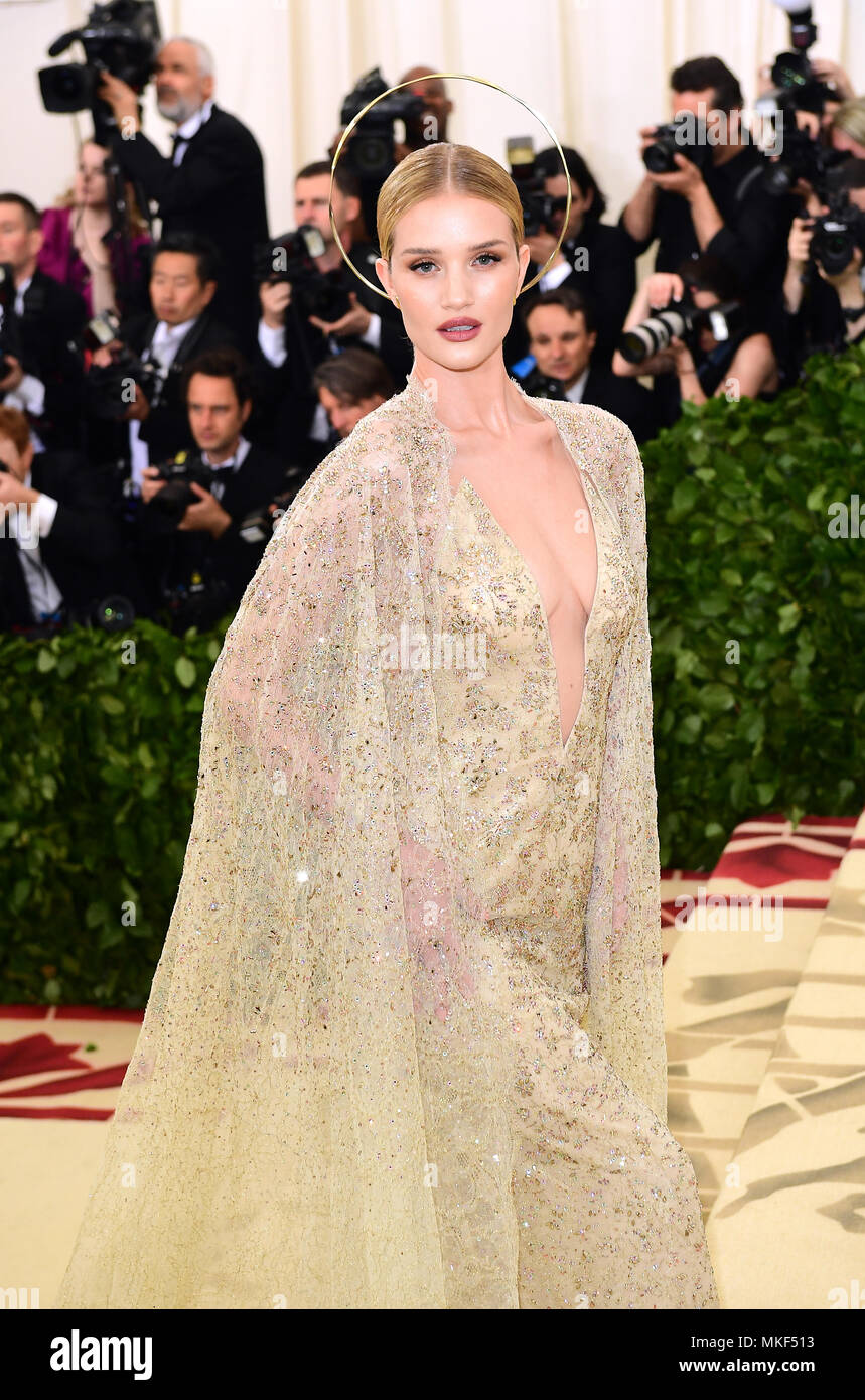 Rosie Huntington-Whiteley frequentando il Metropolitan Museum of Art Costume Institute Gala benefici 2018 in New York, Stati Uniti d'America. Foto Stock