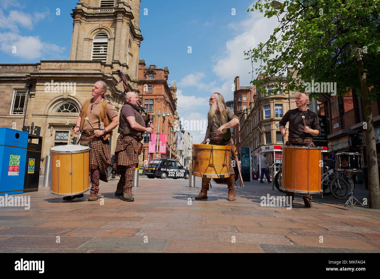 Caledonia batteristi scozzese & Bagpipers Buchanan Street Glasgow 2018,05 Alamy solo Foto Stock