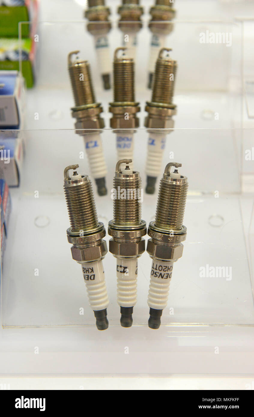 Candele di accensione sul Aisin stand presso l'Auto China 2018 motorshow di Pechino, Cina Foto Stock