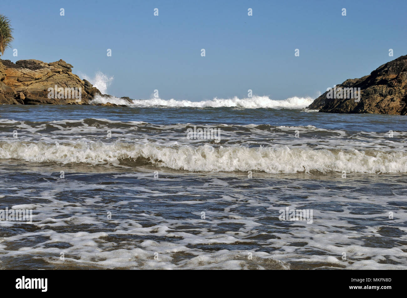 Le onde in arrivo invadere costante Bay sulla costa ovest della Nuova Zelanda Foto Stock