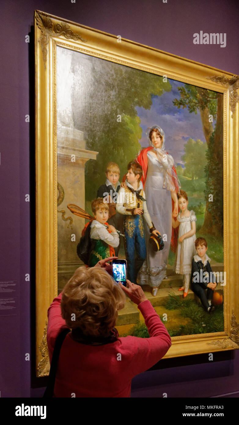 Una signora utilizzando il suo telefono per scattare una foto della pittura di Louise Antoinette Scholastique Gueneheuc Lannes da Francois Pascal Simon Gerard Foto Stock