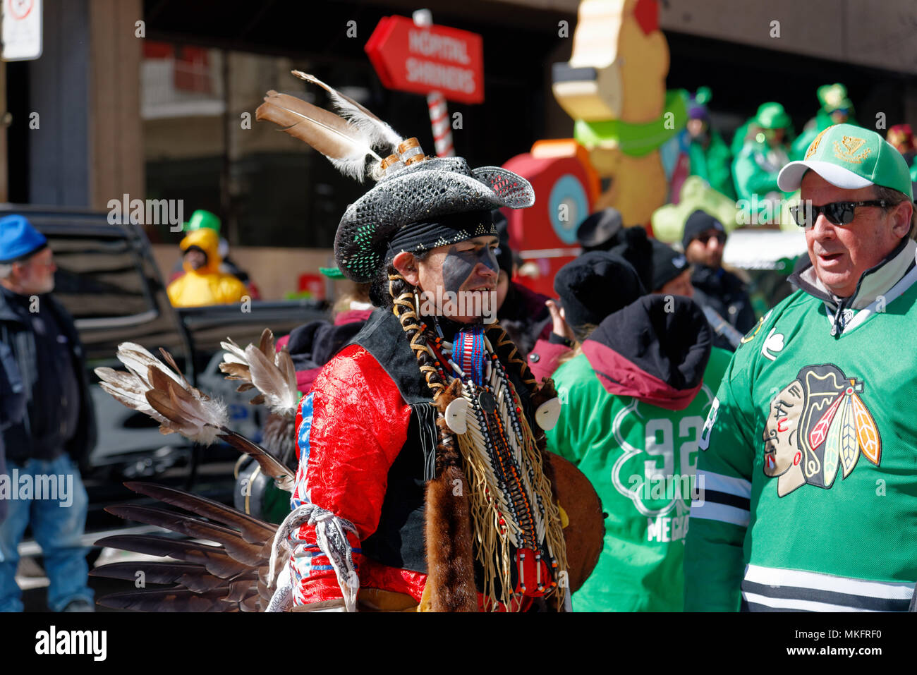 Amerindian in piena Mohawk costume a Montreal il giorno di San Patrizio Parade Foto Stock