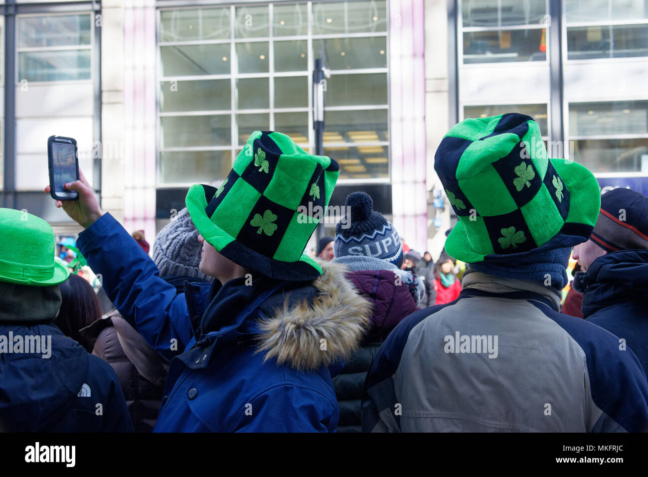Persone che indossano bright green cappelli a Montreal il giorno di San Patrizio parade Foto Stock