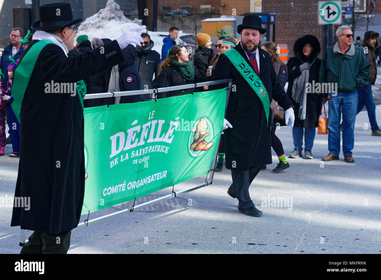 Due uomini che trasportano il lead banner a Montreal il giorno di San Patrizio parade Foto Stock