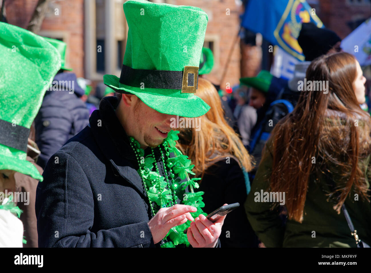 Un uomo che indossa bright green hat a Montreal il giorno di San Patrizio parade Foto Stock