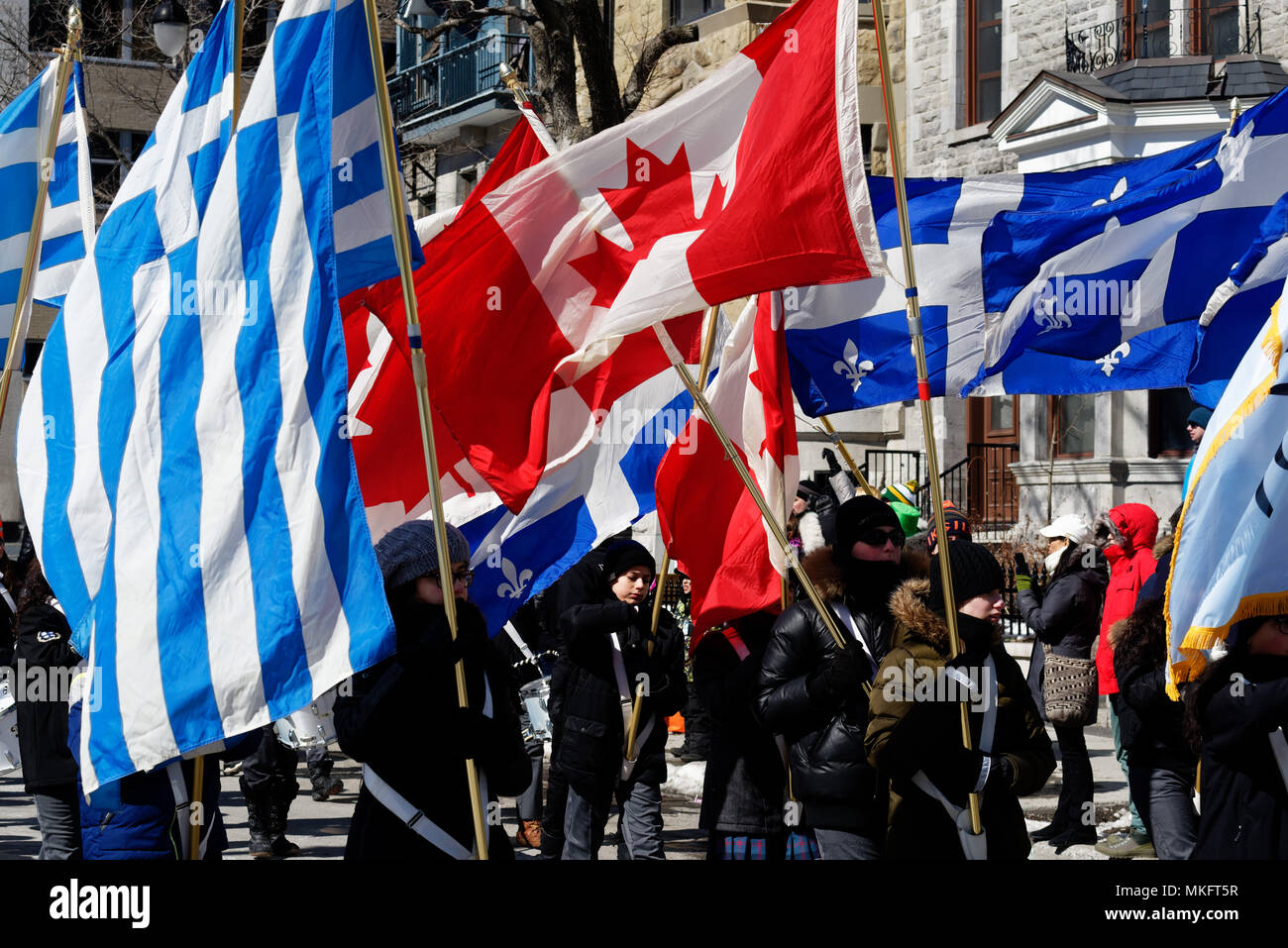 Greco, canadese e del Quebec bandiere insieme al Montreal il giorno di San Patrizio parade Foto Stock