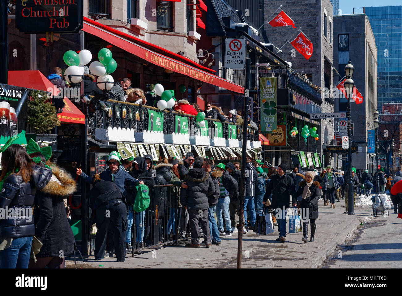 Affollato di Sir Winston Churchill pub sulla Crescent Street, Montreal dopo il giorno di San Patrizio parade Foto Stock