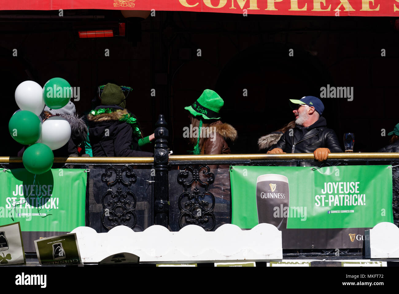 Affollato di Sir Winston Churchill pub sulla Crescent Street, Montreal dopo il giorno di San Patrizio parade Foto Stock