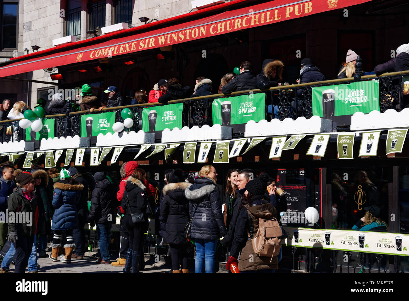 Affollato di Sir Winston Churchill pub sulla Crescent Street, Montreal dopo il giorno di San Patrizio parade Foto Stock