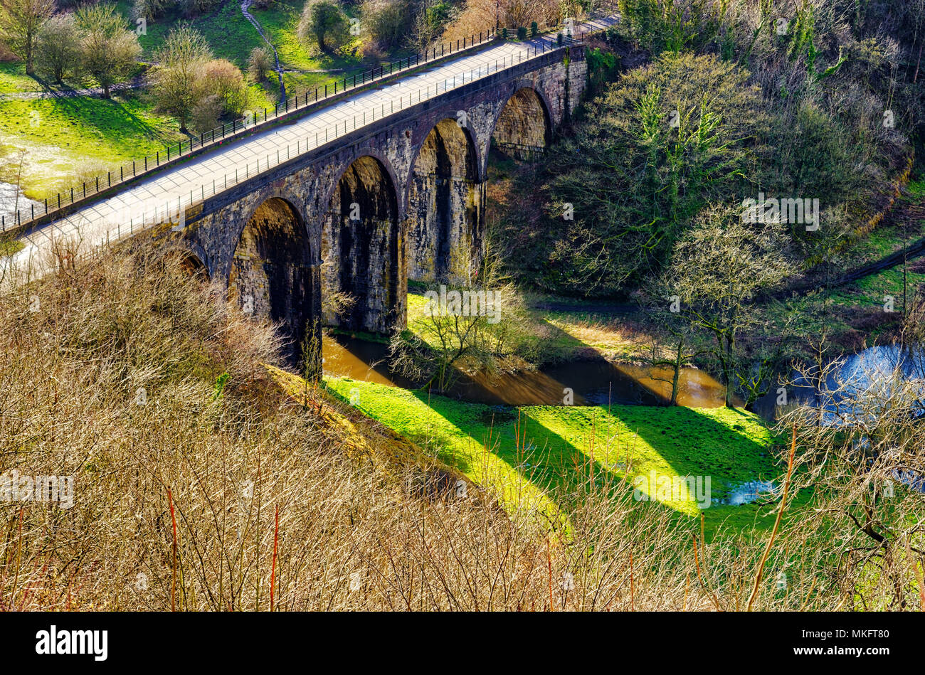 Headstone viadotto casting ombre lunghe al tramonto a testa Monsal, Peak District, Derbyshire Foto Stock