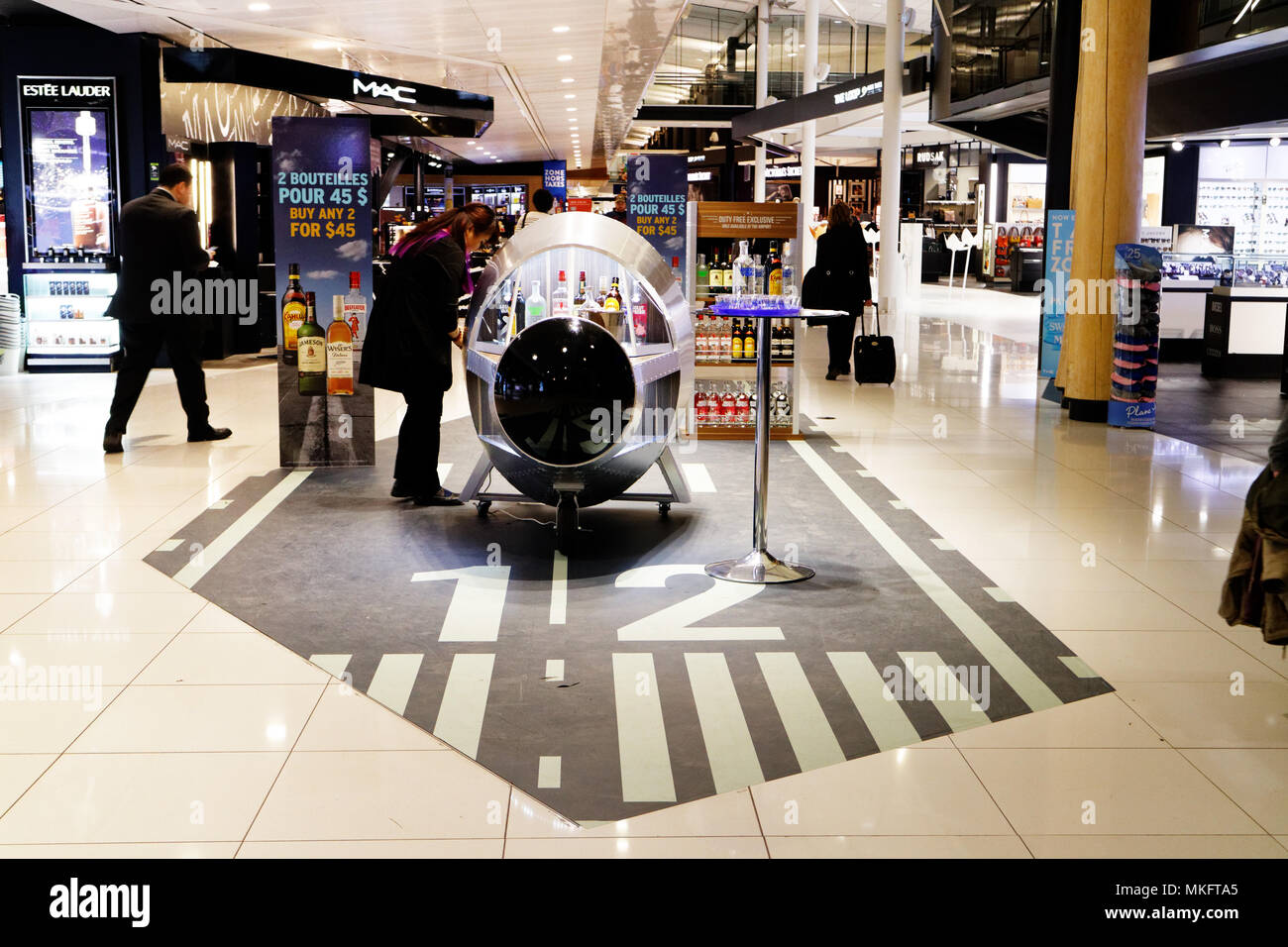 Un alcool degustazione bar in 'Il Loop' area dello shopping a Montreal Trudeau airport Foto Stock