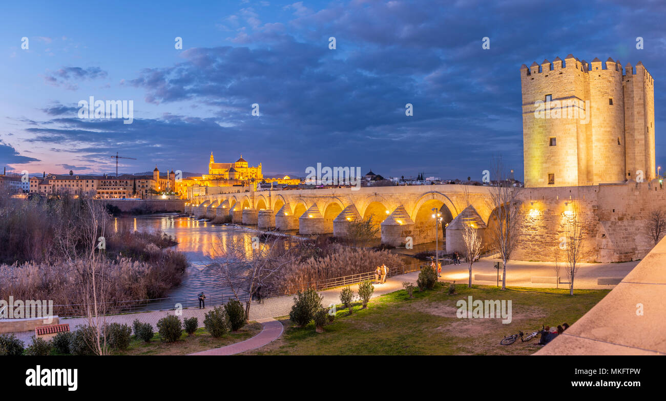 Fortezza illuminata Torre de la Calahorra con Puente Romano, il ponte romano sul Rio Guadalquivir, dietro la Mezquita Foto Stock