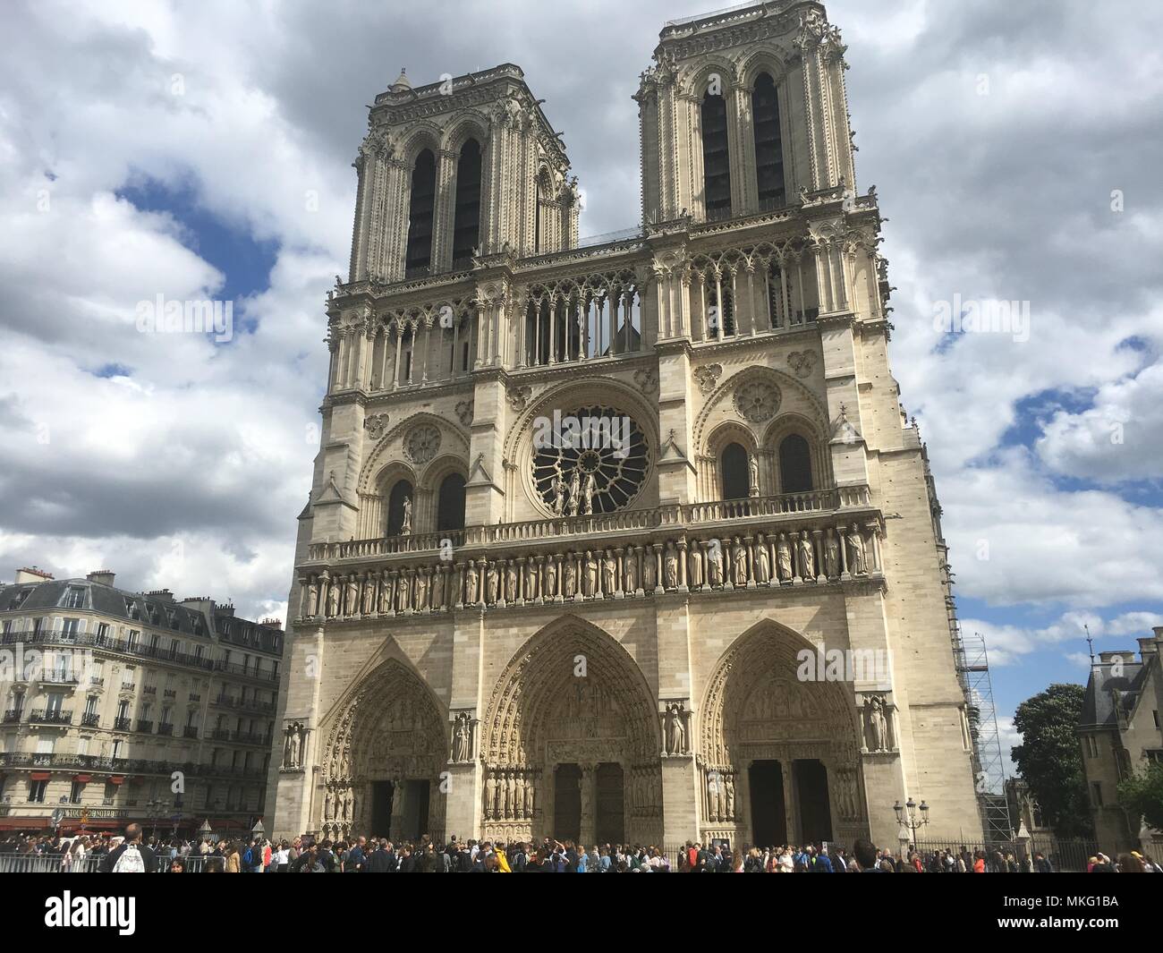 La facciata della Cattedrale di Notre Dame a Parigi Foto Stock