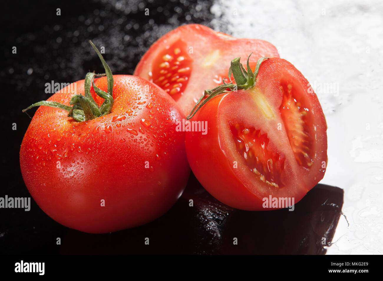 Pomodori in un bicchiere di sfondo per studio Foto Stock