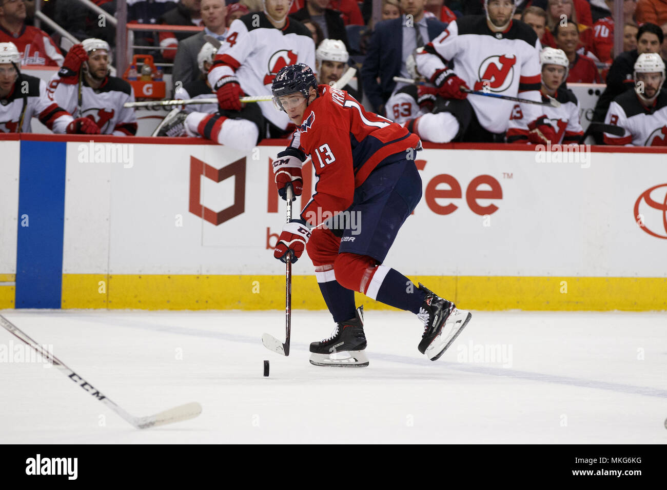 Washington capitelli ala sinistra Jakub Vrana (13) porta il puck. Foto Stock