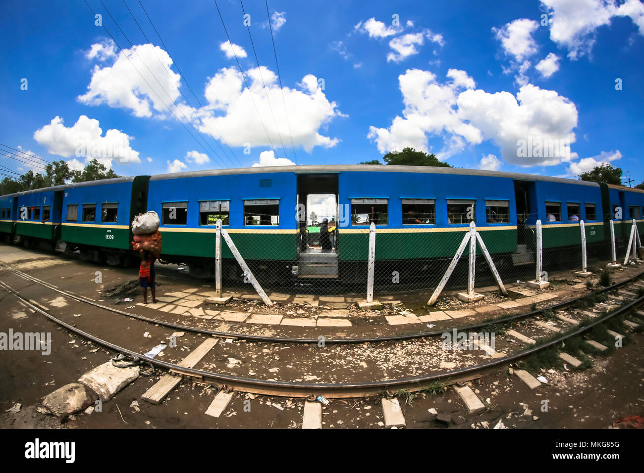 La vita in una stazione ferroviaria di Yangon Myanmar treno circolare, Asia Travel Foto Stock