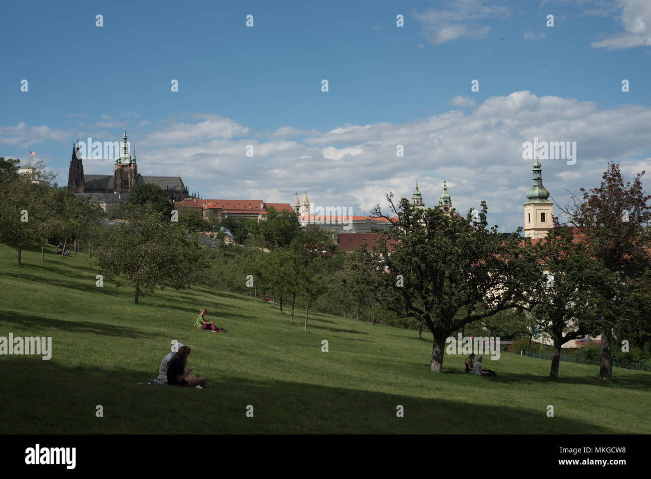 Le persone a rilassarsi presso i Giardini Petřín a Praga, Repubblica Ceca Foto Stock