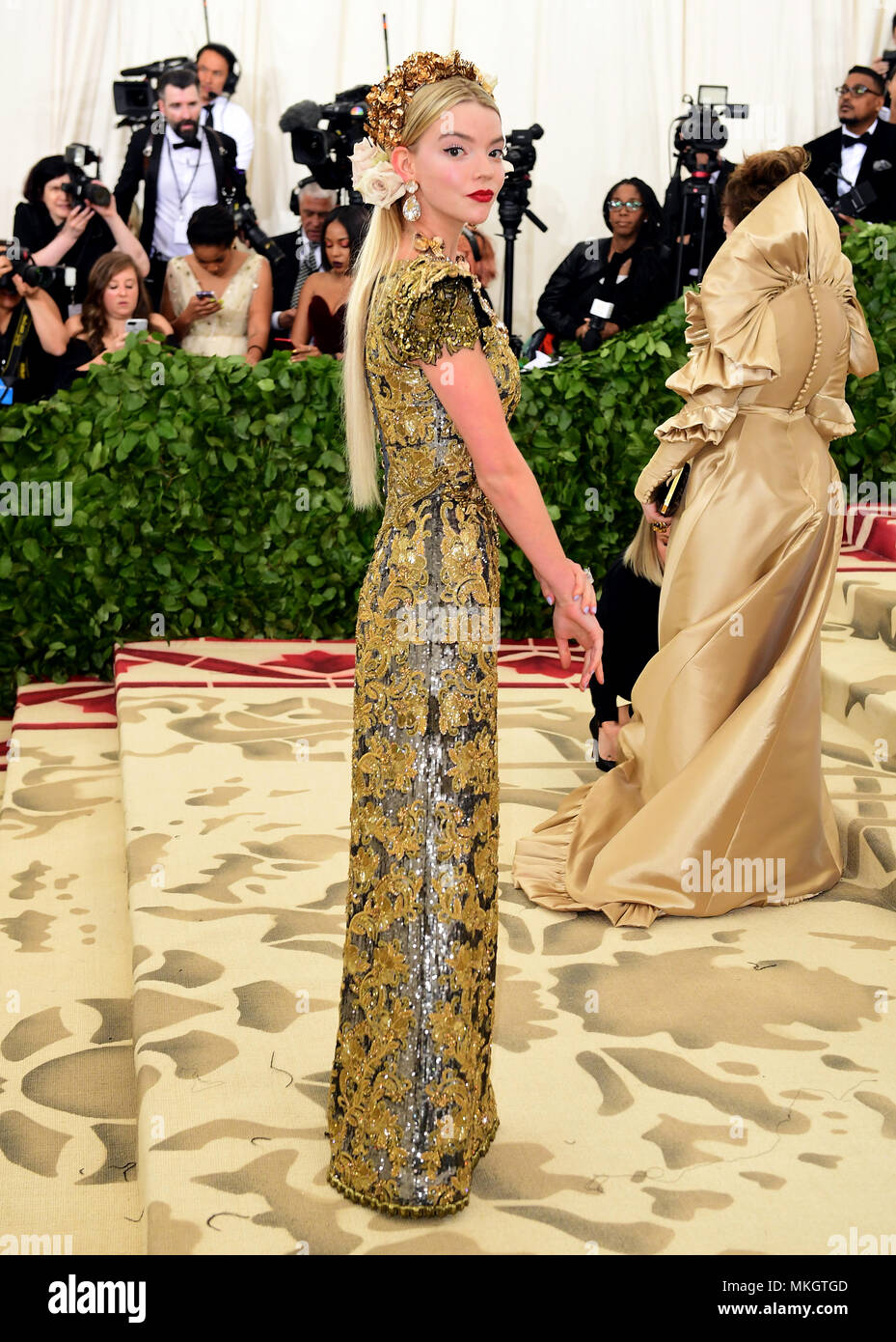 Anya Taylor-Joy frequentando il Metropolitan Museum of Art Costume Institute Gala benefici 2018 in New York, Stati Uniti d'America. Foto Stock