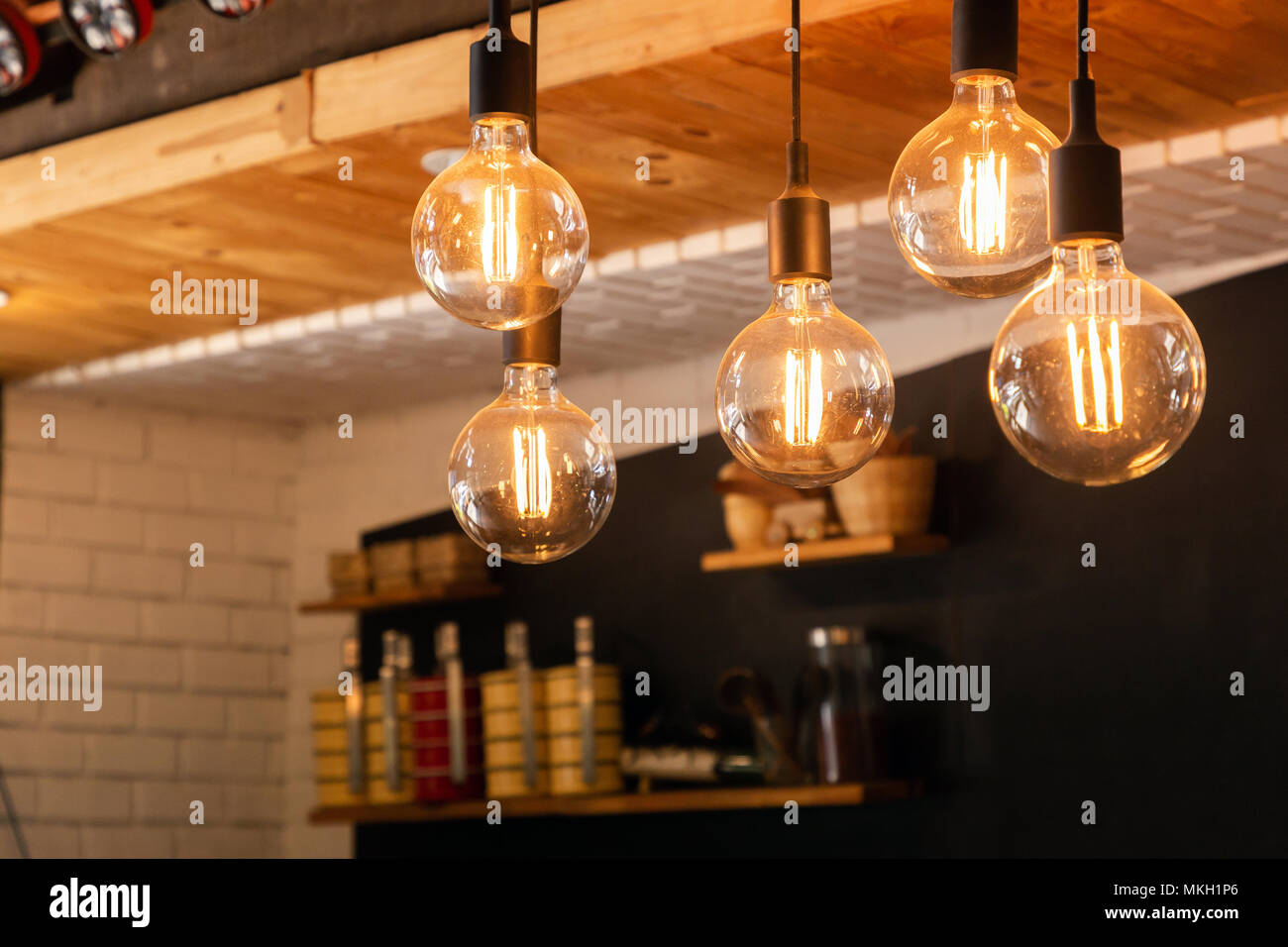 Antiquariato decorativi LED Tungsten lampadine appesa al soffitto Foto  stock - Alamy