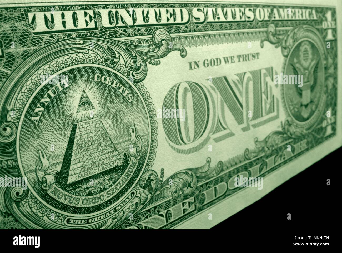 Angolo alto close up del dollaro americano, con l'occhio della Provvidenza, in cima alla piramide. Foto Stock