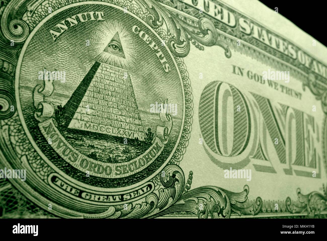 Angolo basso close up del dollaro americano, con l'occhio della Provvidenza, in cima alla piramide. Foto Stock
