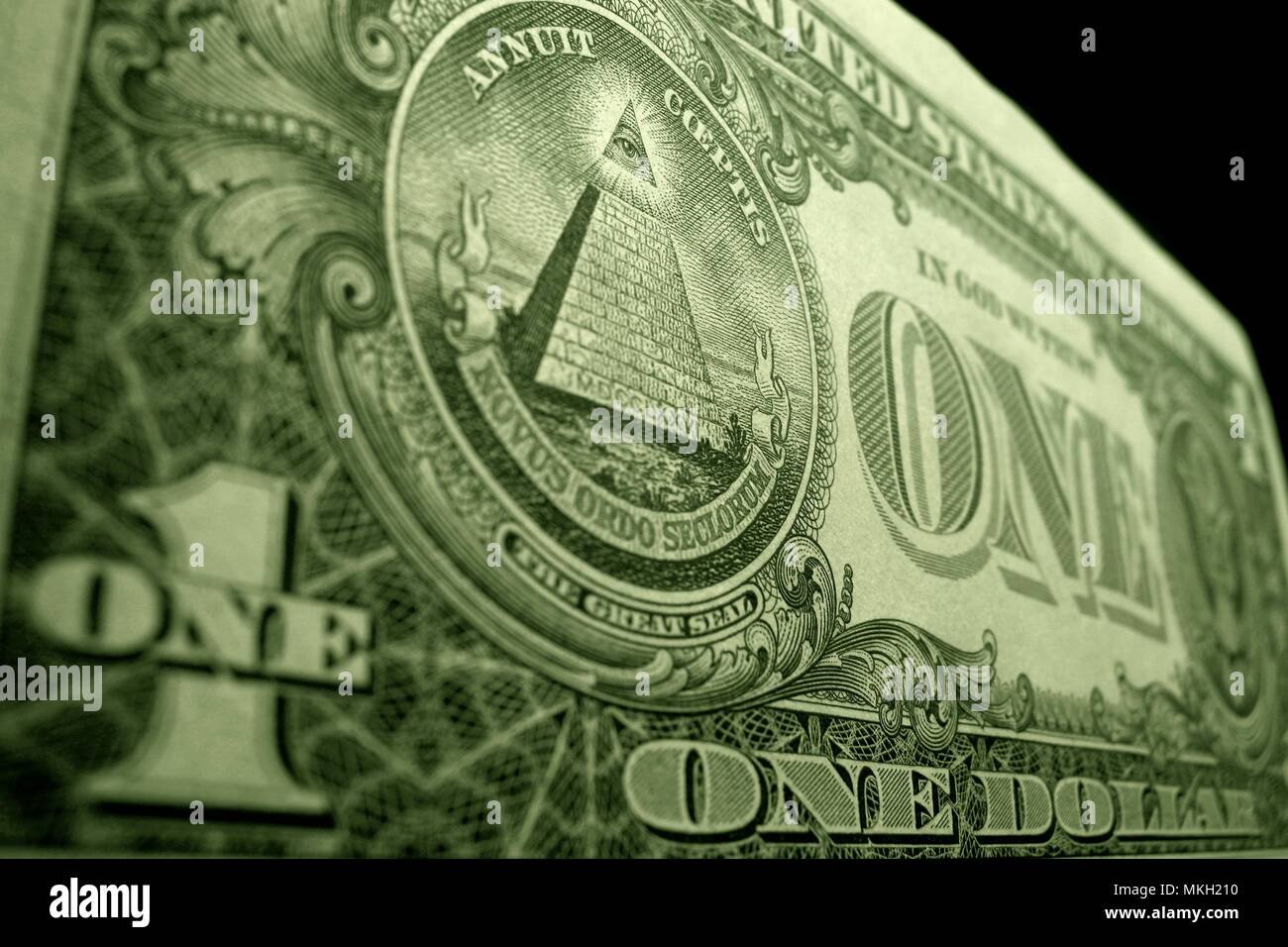 Angolo basso close up del dollaro americano, con l'occhio della Provvidenza, in cima alla piramide. Foto Stock