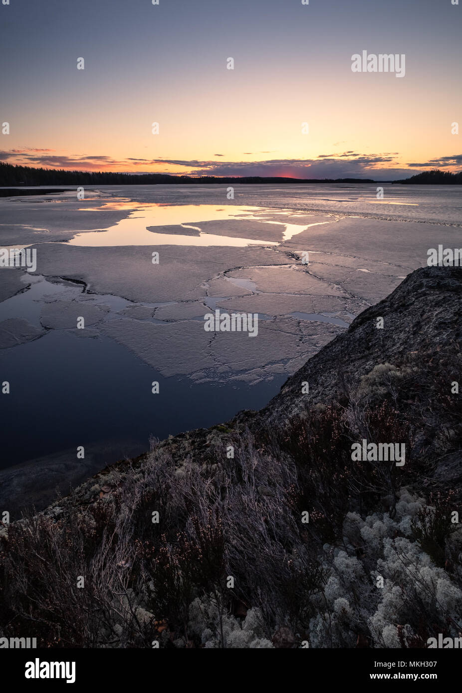 Scenic primavera paesaggio con ghiaccio fuso e tramonto alla luce della sera in Finlandia Foto Stock