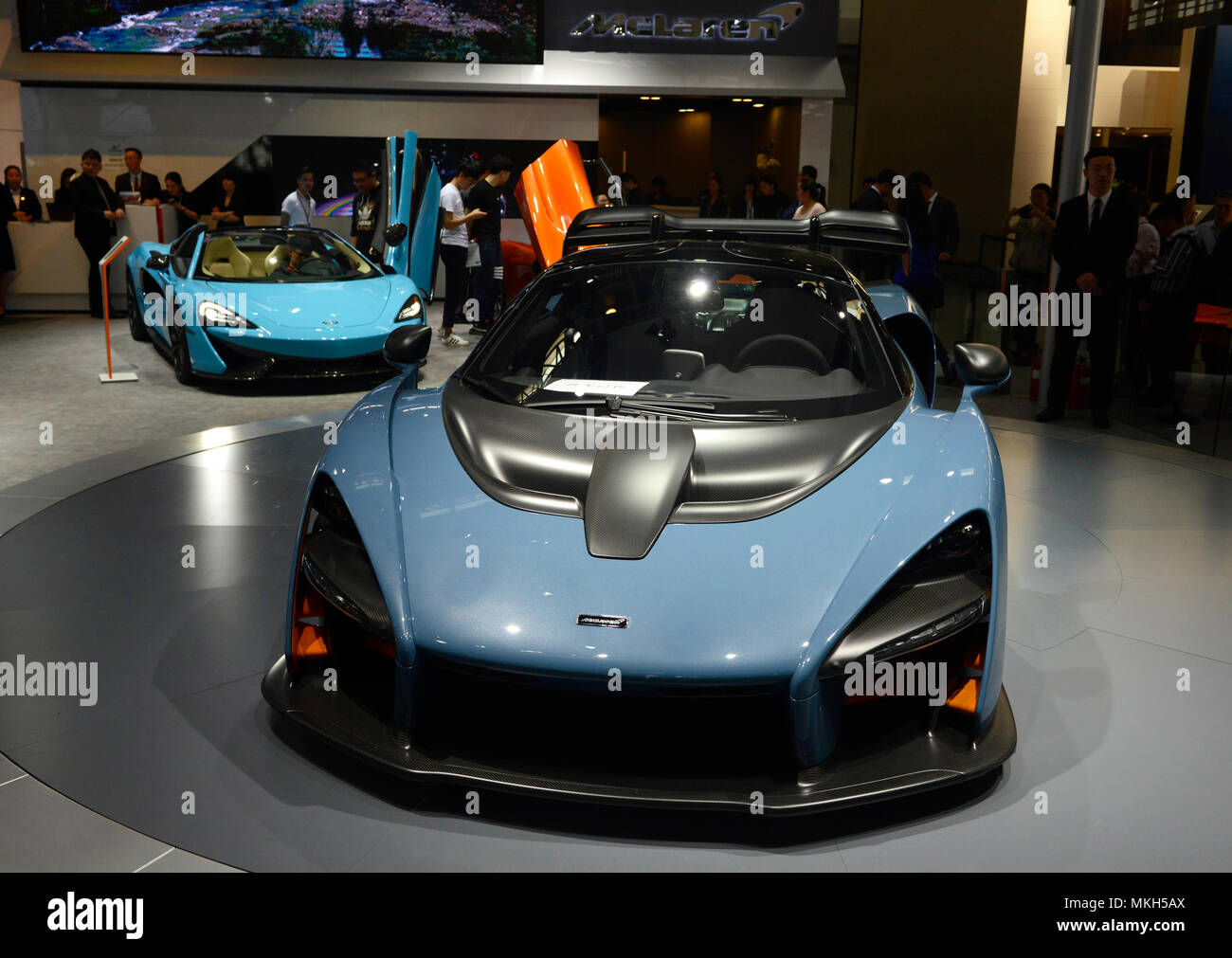 Una McLaren Senna hypercar in mostra presso il AutoChina motor show 2018 a Pechino, con una luce blu P1 dietro Foto Stock