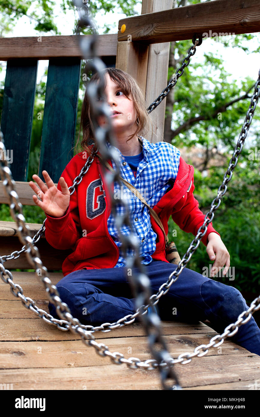 9 anno vecchio ragazzo giocando al parco, Barcellona. Foto Stock