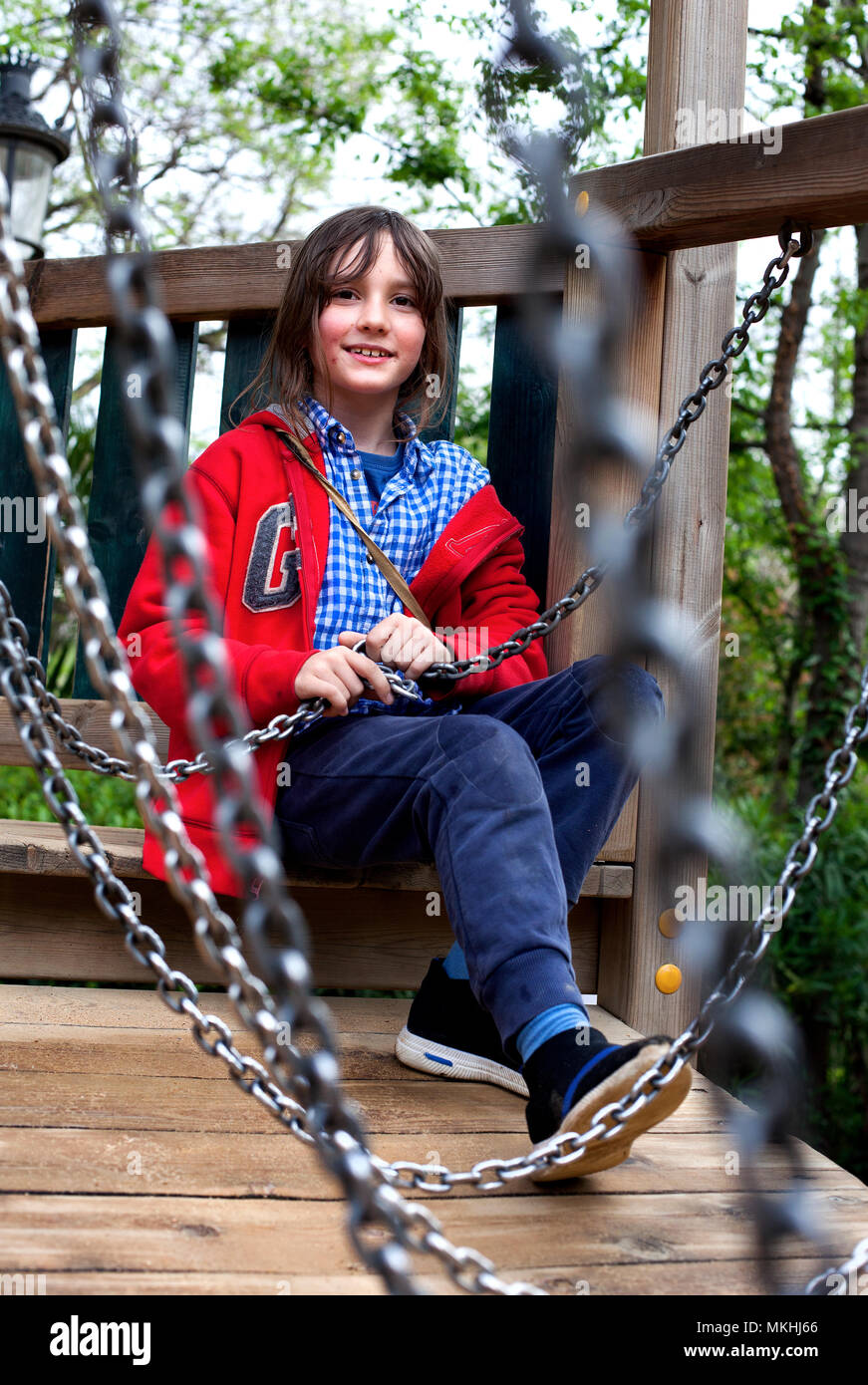 9 anno di età a giocare presso il parco, Barcellona, Spagna Foto Stock