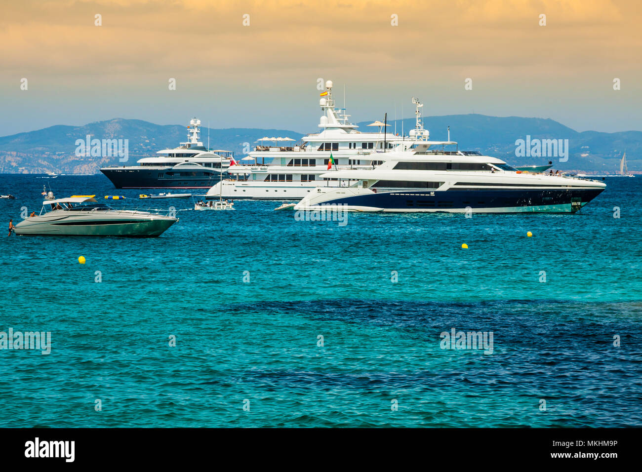 Yacht di lusso in turchese spiaggia di Formentera Illetes Foto Stock