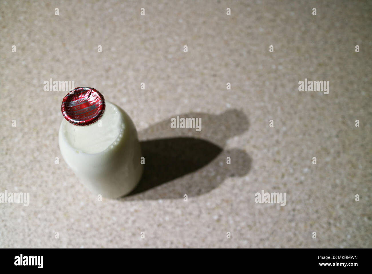 Una bottiglia fresca di recente consegnato, latte parzialmente scremato Foto Stock