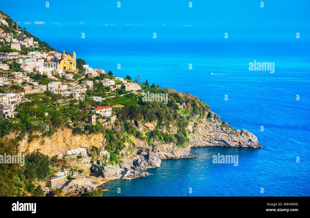 Praiano in costiera amalfitana, vista panoramica. L'Italia, Europa Foto Stock
